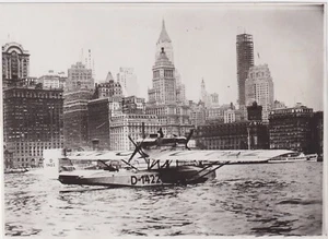 LANDING DORNIER-WAL-FLUGZEUGES SEAPLANE in LOWER MANHATTAN * VINTAGE 1930 Photo - Picture 1 of 2