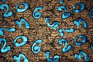 SHINY BLUE NUMBERS ON BROWN AFRICAN DESIGN - 100% COTTON FABRIC - Picture 1 of 4