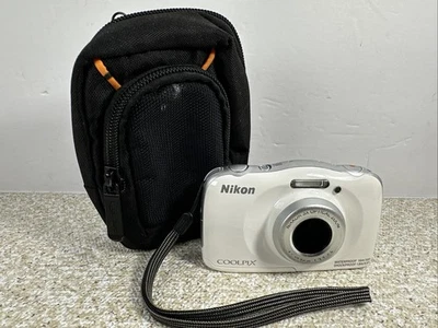 Cámara digital Nikon Coolpix W150 13 mp blanca impermeable 10 m / a prueba de golpes 1,8 m Foto 1 de 4