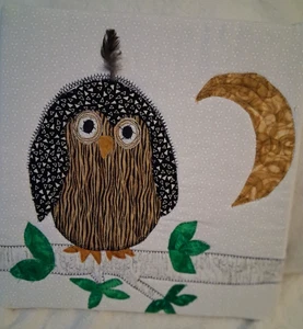 Handgefertigte HOO LOVES YOU gesteppte Kinder Eule Wandbehang, schwarz/braun fertig zum Aufhängen - Bild 1 von 4