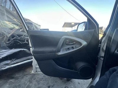 RAV 4     2010 Front Door Trim Panel 718024 Foto 1 de 4