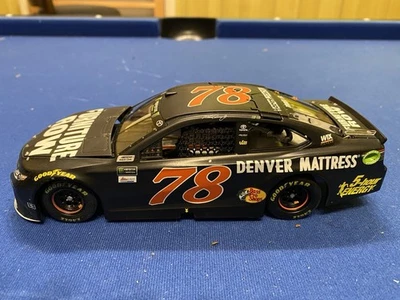 Martin Truex Jr. #78 2017 fila de muebles 1/24 NASCAR diecast sin caja/chips de pintura Foto 1 de 4