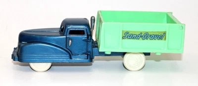 Camión de volteo Renwal #50 de plástico duro con puertas de apertura 7,5" años 50 Foto 1 de 4