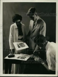 1935 Press Photo Fred J Wallace & George C Bright Demonstrate Block Print Making - Picture 1 of 2