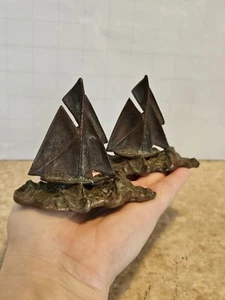 2 MCM KLEINER MESSING SEGELBOOT BRIEFBESCHWERER DEKOR 3" HOCH ORIGINAL PATINA NAUTISCH - Bild 1 von 9