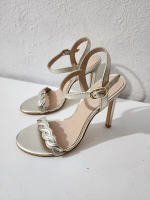 Stuart Weitzman Twistie Stiletto Cuero Dorado Correa al Tobillo Tacones Para Mujer Talla 6.5 Foto 1 de 4