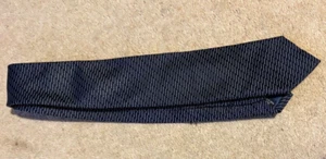 Lovely Hawes & Curtis 1913 tie - navy blue, 100% silk, with dotted bars - Picture 1 of 6