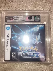 Pokemon Versione Nera 2 (Nintendo DS, 2012) Nuovo Classificato VGA 85 NM+ - Foto 1 di 3