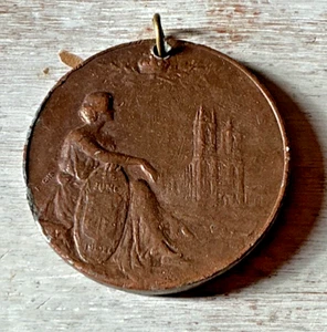 Medalla Coronación Rey Eduardo VII Reina Alejandra Metal Realeza del Reino Unido 1902 - Imagen 1 de 3