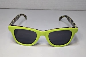 Gafas de sol Surge By FOSTER GRANT camufladas a presión frontal audaz marco amarillo neón  - Imagen 1 de 7