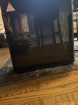 Vendo PC y monitor por 750$ solo tienen por 3 meses en buenas condiciones Foto 1 de 3