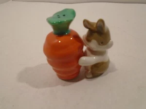 Bunny Rabbit and Carrot Salt and Pepper Set Magnetic MWAH! Westland China - Picture 1 of 4