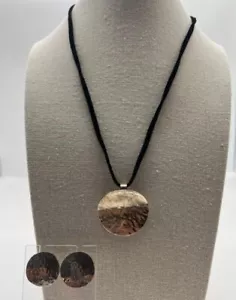 Collana e orecchini abbinati con ciondolo tondo in argento 925 senza nichel - 18,2 G - Foto 1 di 8
