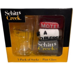 Vaso de pinta de cerveza boticario rosa Schitt's Creek 3 pares calcetines Rosebud Motel David - Imagen 1 de 3