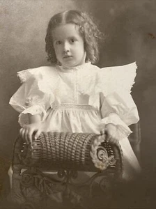 Gabinete Tarjeta Goldsmith Springfield Massachusetts Niña Vestido Blanco Silla Mimbre - Imagen 1 de 12