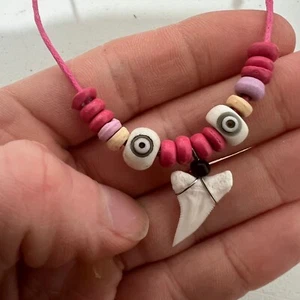 Collana con ciondolo dente di squalo catena cordino rosa perline legno donna ragazza gioielli - Foto 1 di 3