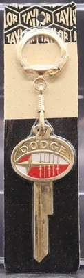 LLAVE EN BLANCO Taylor dodge crest vintage sellada con llavero NOS (rojo y blanco) Foto 1 de 3