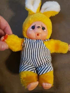 MONCHHICHI gelber HASE PLÜSCH GUMMIGEICHT MONCHICHI PUPPE 9 ZOLL KANINCHEN DAUMENLUTSCHEN - Bild 1 von 4
