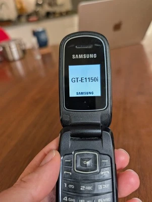 Samsung GT-E1150i Mobile Phone Classic Flip Phone Unlocked - Image 1 of 4