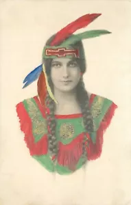 c1910 Bonita Mujer Coloreada a Mano Disfraz Indio Schlesinger Postal 25-2036 - Imagen 1 de 2