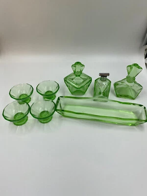 Grünes Pressglas Konvolut Waschtischgarnitur + 4 Stamperl - Bild 1 von 4