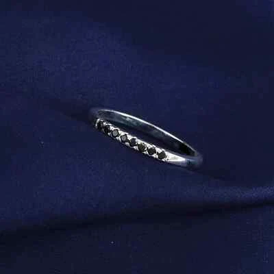 Banda fina Half Eternity 950 platino con ónix simulado corte redondo negro 0,24 TCW Foto 1 de 4