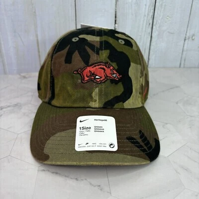 Boné Nike H86 Arkansas Razorbacks camuflado verde ajustável Strapback OSFM NCAA - Imagem 1 de 4