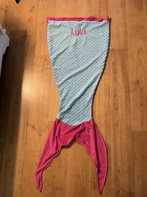 Manta cola de sirena con monograma 'Lyla'  Foto 1 de 3