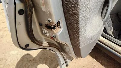 00-05 Pestillo de puerta trasera izquierda conductor Saturn L100 con varillas/cables trasero OEM 90584739 Foto 1 de 4