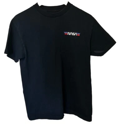 Camiseta negra con logotipo bordado M de la NASA para hombre por retrofit roja y azul con logotipo de la NASA Foto 1 de 4