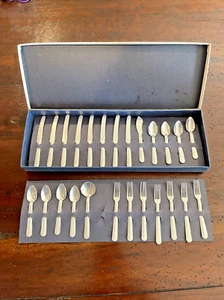 JUEGO DE MUÑECAS CUBIERTOS DE ALUMINIO DE 25 PIEZAS DE JUGUETE VINTAGE HECHAS EN EE. UU. #137T con caja original - Imagen 1 de 8