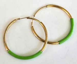 Vintage goldfarbene röhrenförmige Creolen limettengrün Röhre Kunststoff Ohrringe 1-5/16" - Bild 1 von 5