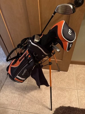 Maxfli Varsity 9 Piece Youth Junior Golf Set RH With Stratos II Putter+Stand Bag - Image 1 of 4
