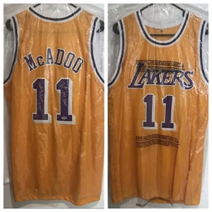 Camiseta deportiva firmada de Bob McAdoo por los Lakers con inscripción de la corte (PSA) - Imagen 1 de 4