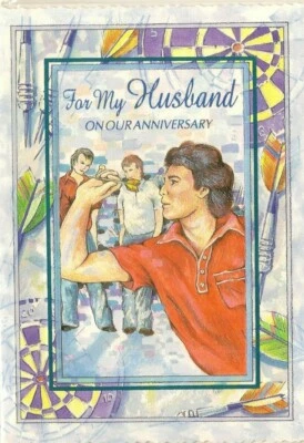 Tarjeta de felicitación Marido en nuestro feliz aniversario para él pub dardos amor con verso Foto 1 de 2