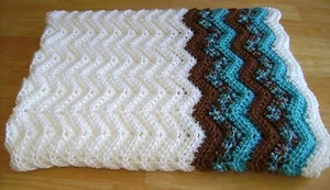  HÄKELN WEISS TÜRKIS BRAUN BABYDECKE RIC RAC ZICK ZACK HANDARBEIT GEHÄKELT   - Bild 1 von 12