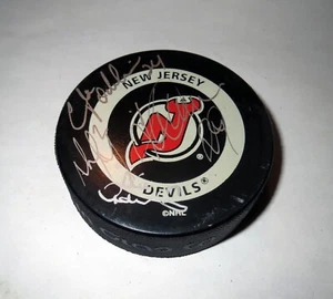 New Jersey Devils TEAM SIGNATURE HOCKEY PUCK - STANLEY CUP - LYLE ODELEIN - Foto 1 di 6