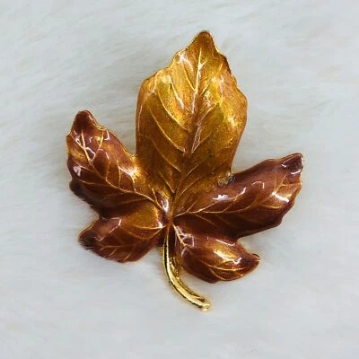 Prendedor de solapa esmaltado hoja caída Kenneth Cole de colección firmado KC Foto 1 de 2