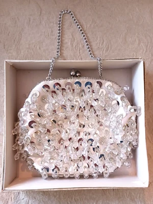 Bolso de noche vintage blanco satinado y lentejuelas con cuentas hecho a mano en caja de Hong Kong Foto 1 de 4