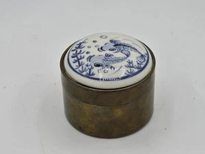 Caja baratija vintage de latón pintada a mano azul y blanco porcelana tapa pez 2" - Imagen 1 de 5