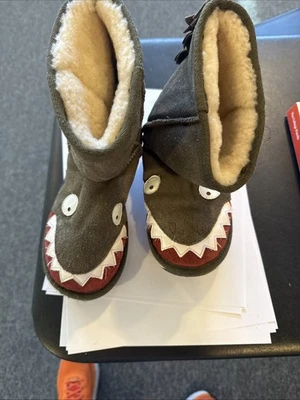 EMU AUSTRALIA Niños Croc Pequeñas Criaturas Tiburón Oliva Botas de Nieve Talla Niños 3 Foto 1 de 2
