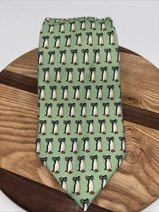 Vineyard Vines Christmas Penguin Necktie Tie Mens  Green 3.5” Wide - Picture 1 of 5