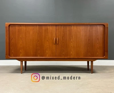 Credenza de teca moderna danesa acabada por Dyrlund Foto 1 de 4