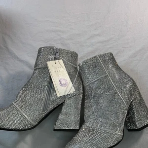 A New Day Womens Ankle Boots Size 6 Sparkly Cushioned Ponty Booties Silver - Picture 1 of 8