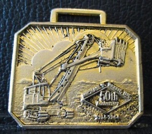 Pala Anteriore Dragline Crane Orologio Fob Michael Green 50° Anniversario 1914 - 1964 - Foto 1 di 3