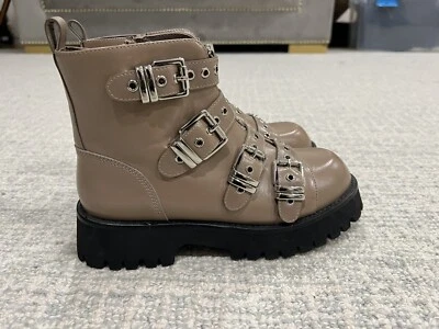 Nuevo botín con suela empotrada Jeffrey Campbell en plata topo precio de venta sugerido por el fabricante 8 USD Foto 1 de 4