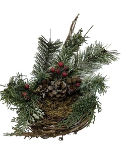 Nido de pájaros de Navidad piñas imitación pino bayas ramita rama decoración centro de mesa - Imagen 1 de 10