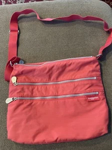 Bolso bandolera con cremallera Baggallini en coral con interior amarillo (BL) - Imagen 1 de 5