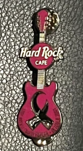 Guitarra HARD ROCK CAFÉ Pin Insignia Rosa Detener Cáncer de Mama 2004 - Imagen 1 de 2
