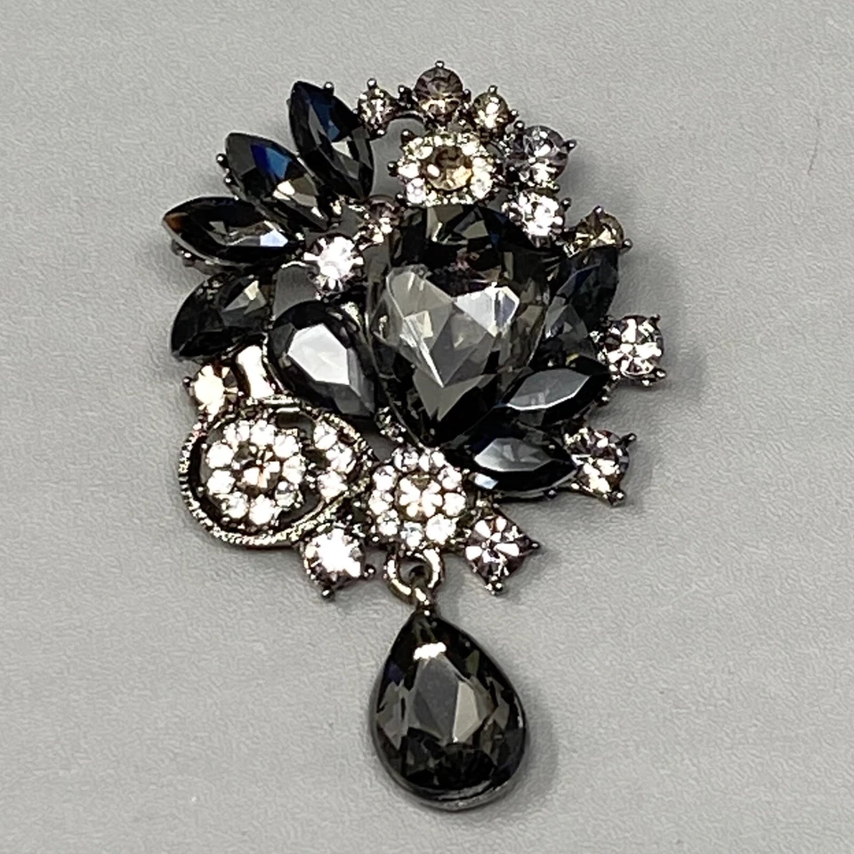Broche de moda gris ahumado vidrio transparente pedrería pavé racimo colgante lágrima Foto 1 de 4